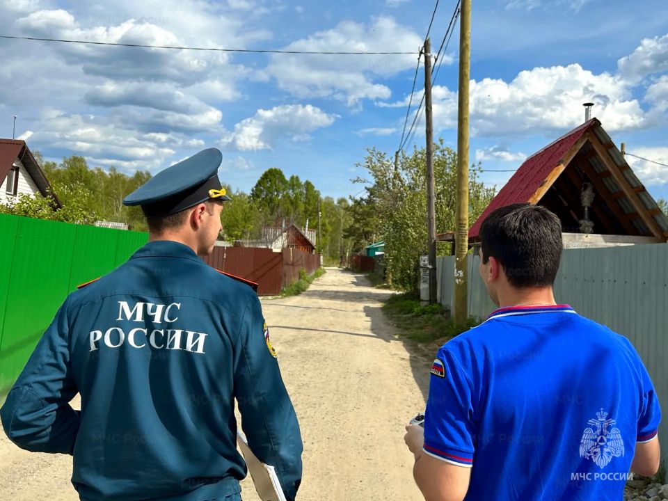 Сотрудники МЧС России напоминают о действии особого противопожарного режима Сотрудники МЧС России напоминают о действии особого противопожарного режима