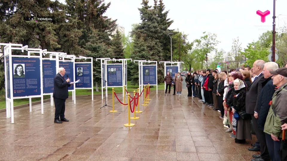 28 стендов о людях, чьими именами названы улицы областной столицы, установили на площади у городской администрации