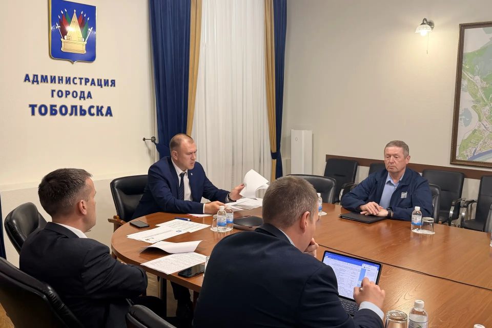 На расширенном заседании областной комиссии по безопасности дорожного движения с участием губернатора доложил о ситуации в Тобольске