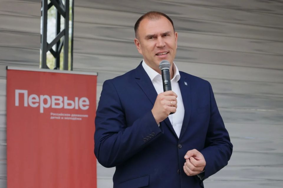 С радостью встретился с лидерами детских и молодёжных объединений нашего города С радостью встретился с лидерами детских и молодёжных объединений нашего города