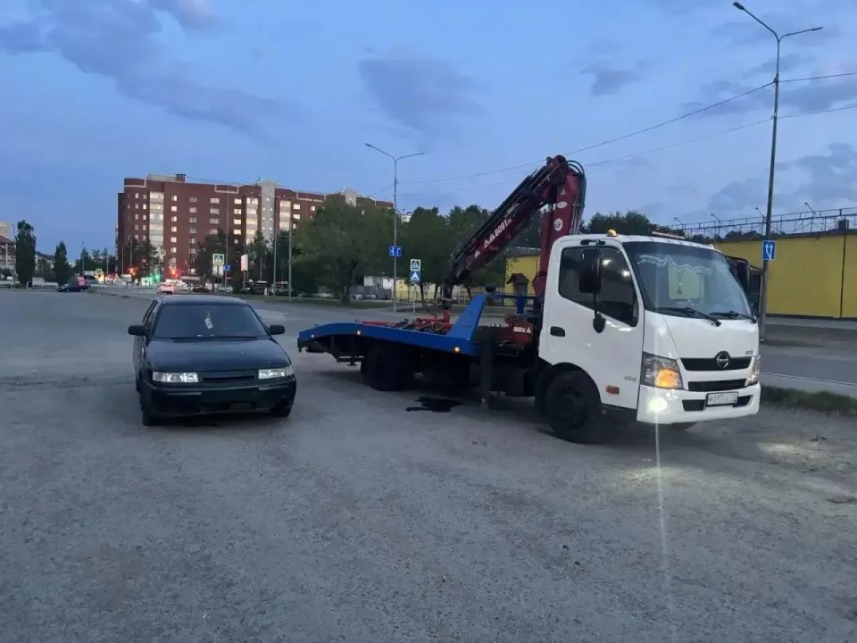 Тюменский школьник купил машину на свои деньги и ездил на ней по городу Тюменский школьник купил машину на свои деньги и ездил на ней по городу