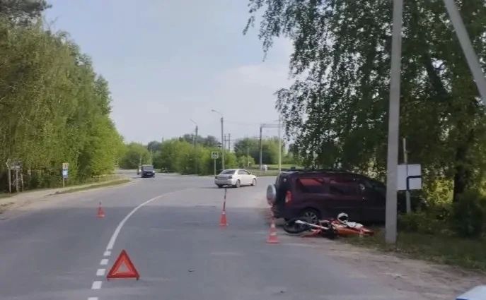 Автомобиль "Лада Ларгус" и питбайк вчера столкнулись на ул. Вокзальной в п.Винзили в Тюменском округе Автомобиль "Лада Ларгус" и питбайк вчера столкнулись на ул. Вокзальной в п.Винзили в Тюменском округе