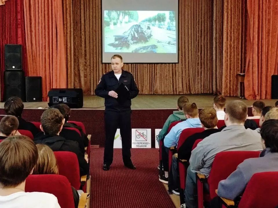 Более тысячи студентов тюменских техникумов и колледжей стали участниками встреч с руководителями различных подразделений Госавтоинспекции Тюменской области, которые в преддверии летних каникул призвали подростков к... Более тысячи студентов тюменских техникумов и колледжей стали участниками встреч с руководителями различных подразделений Госавтоинспекции Тюменской области, которые в преддверии летних каникул призвали подростков к...