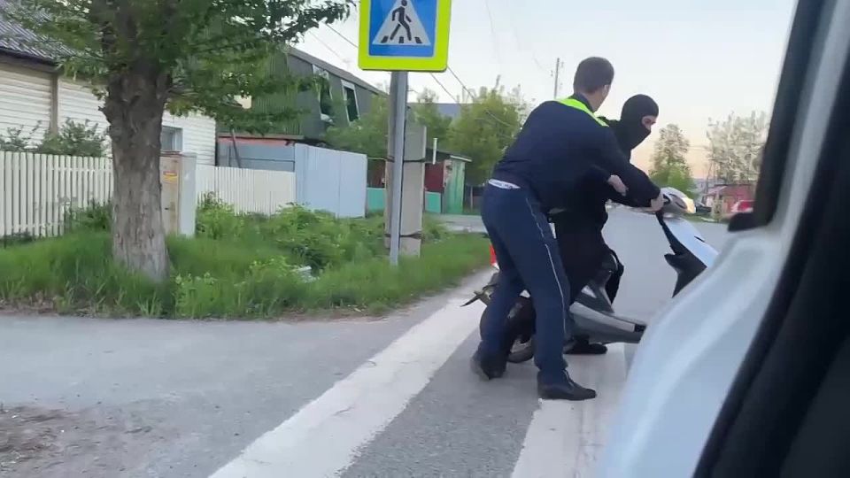 Попытался удрать, но не вышло: в Тюмени поймали 15-летнего скутериста Подростка задержали на улице Калинина. Его мама на месте произошедшего пояснила, что транспорт купили сыну они с мужем и разрешили кататься