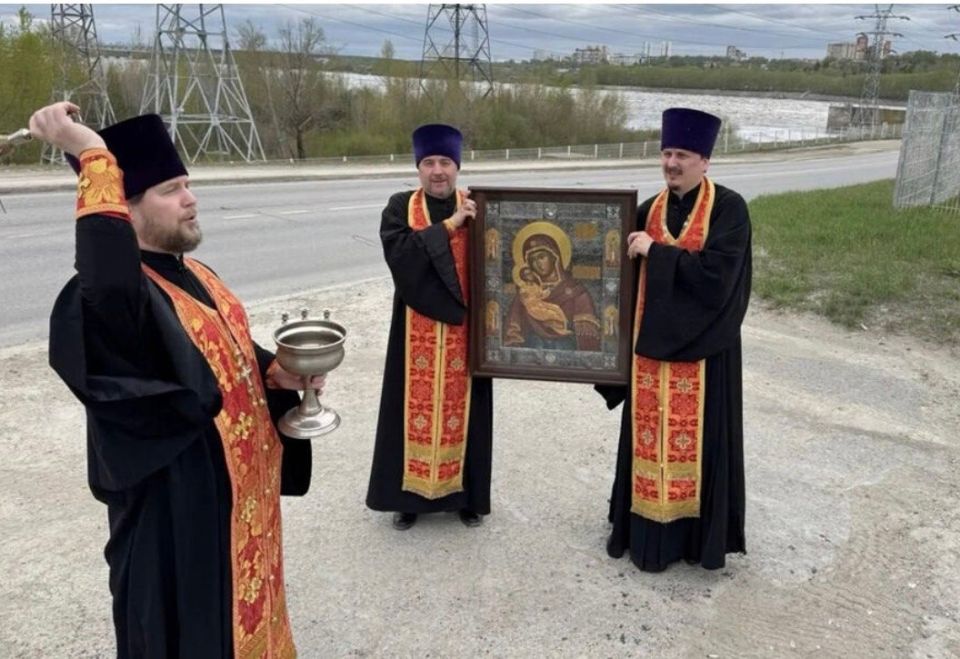 В Перми священники с иконой объехали город для защиты от беспилотников