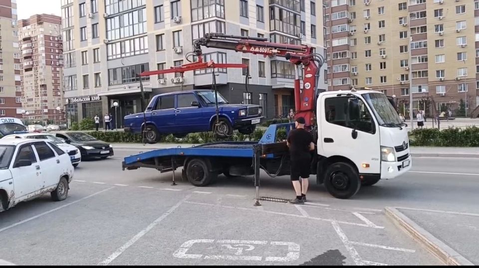 Школьники ездят на машинах по Тюмени без прав Школьники ездят на машинах по Тюмени без прав