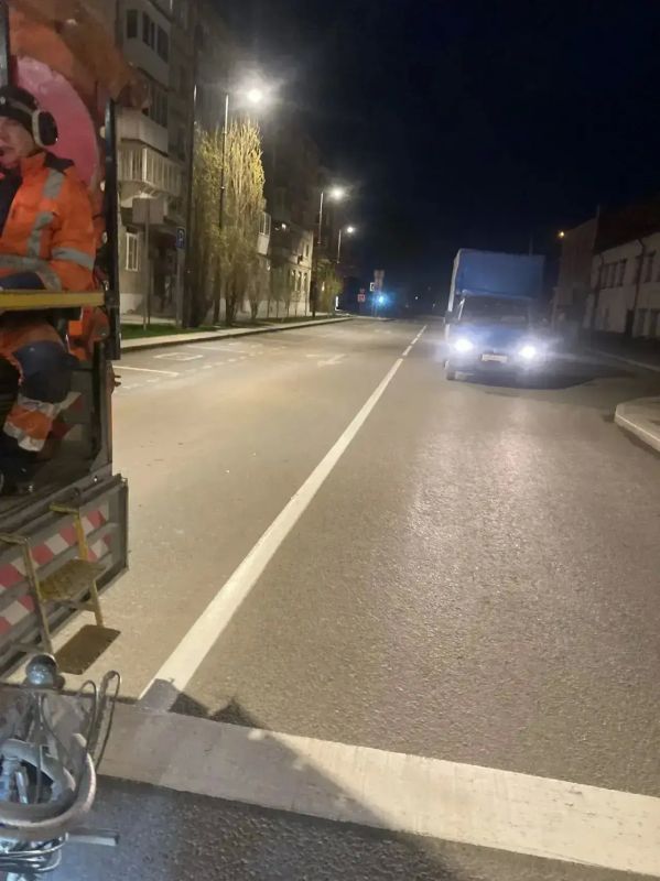 В Калининском округе продолжаются работы по нанесению дорожной разметки В Калининском округе продолжаются работы по нанесению дорожной разметки