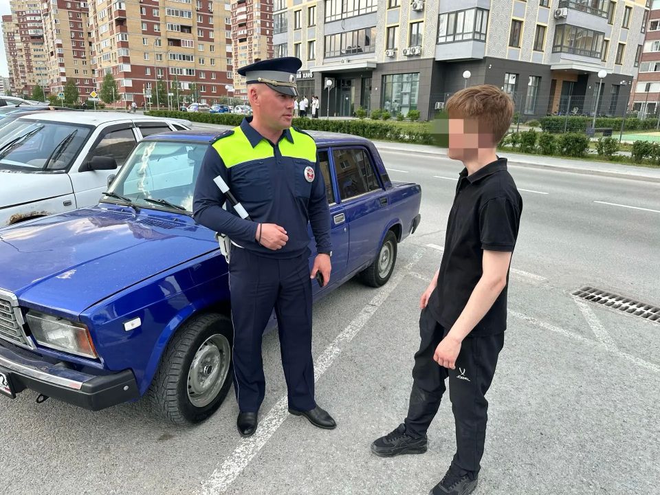 Школьники ездят на машинах по Тюмени без прав