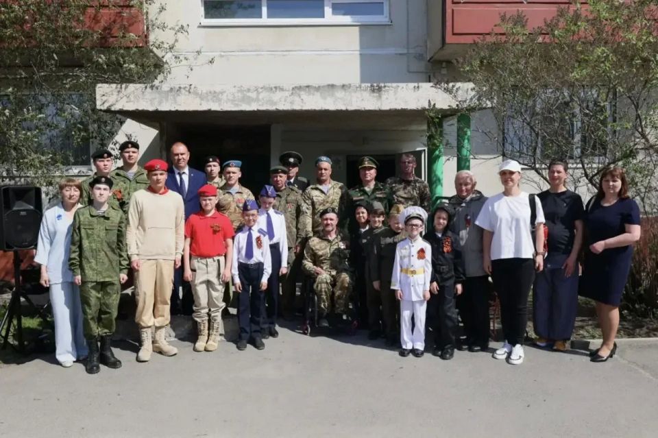 На дом ветерана СВО установили Звезду Героя На дом ветерана СВО установили Звезду Героя