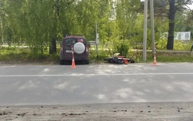 Автомобиль "Лада Ларгус" и питбайк вчера столкнулись на ул. Вокзальной в п.Винзили в Тюменском округе Автомобиль "Лада Ларгус" и питбайк вчера столкнулись на ул. Вокзальной в п.Винзили в Тюменском округе
