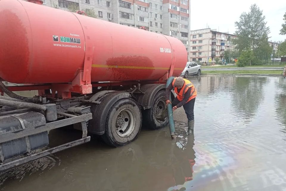 В Восточном округе Тюмени продолжается откачка воды В Восточном округе Тюмени продолжается откачка воды