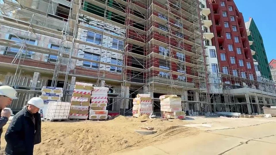 В завершение рабочего визита в Калининградскую область руководитель Всероссийского центра национальной строительной политики (ВЦНСП) Александр Моор посетил различные объекты жилищного и инфраструктурного строительства, а...