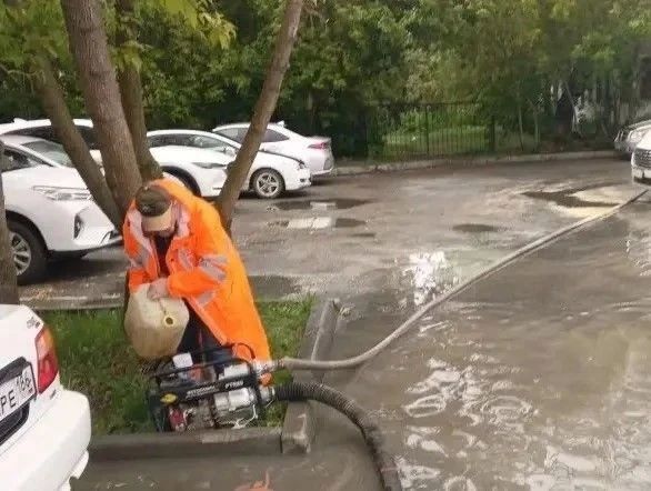 Откачка воды в Калининском округе продолжается Откачка воды в Калининском округе продолжается