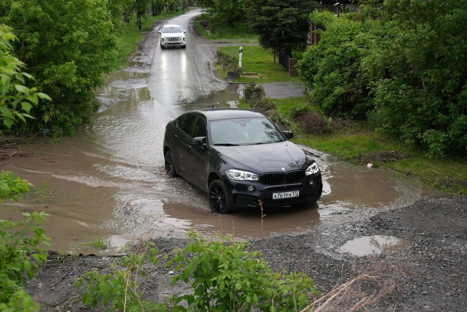 В Центральном округе откачивают воду