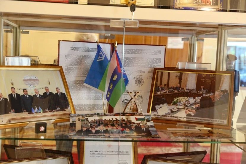Вчера в стенах Тюменской областной Думы открылась выставка, посвящённая юбилею Счётной палаты региона — постоянно действующего независимого органа внешнего государственного финансового контроля Вчера в стенах Тюменской областной Думы открылась выставка, посвящённая юбилею Счётной палаты региона — постоянно действующего независимого органа внешнего государственного финансового контроля