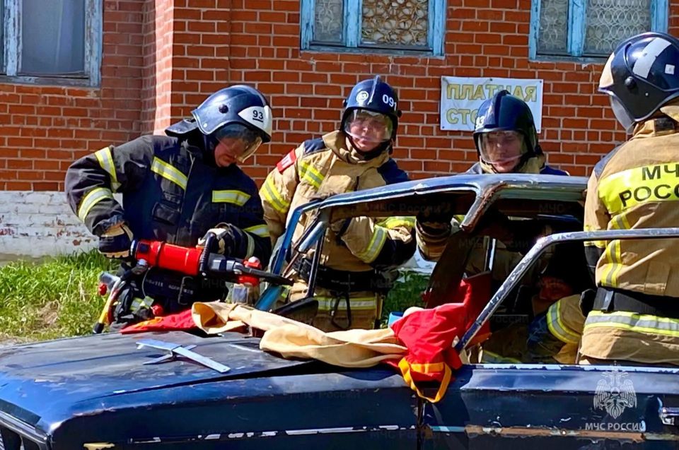 В Заводоуковском муниципальном округе проведены учения по ликвидации последствий ДТП В Заводоуковском муниципальном округе проведены учения по ликвидации последствий ДТП