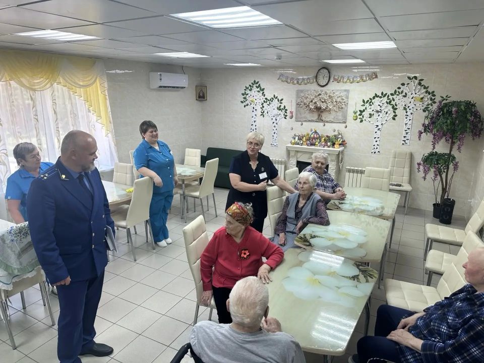 Заместитель прокурора Тюменской области Андрей Горобченко совместно с начальником отдела регионального департамента социального развития Татьяной Бородиной посетил отделение временного проживания Комплексного центра...