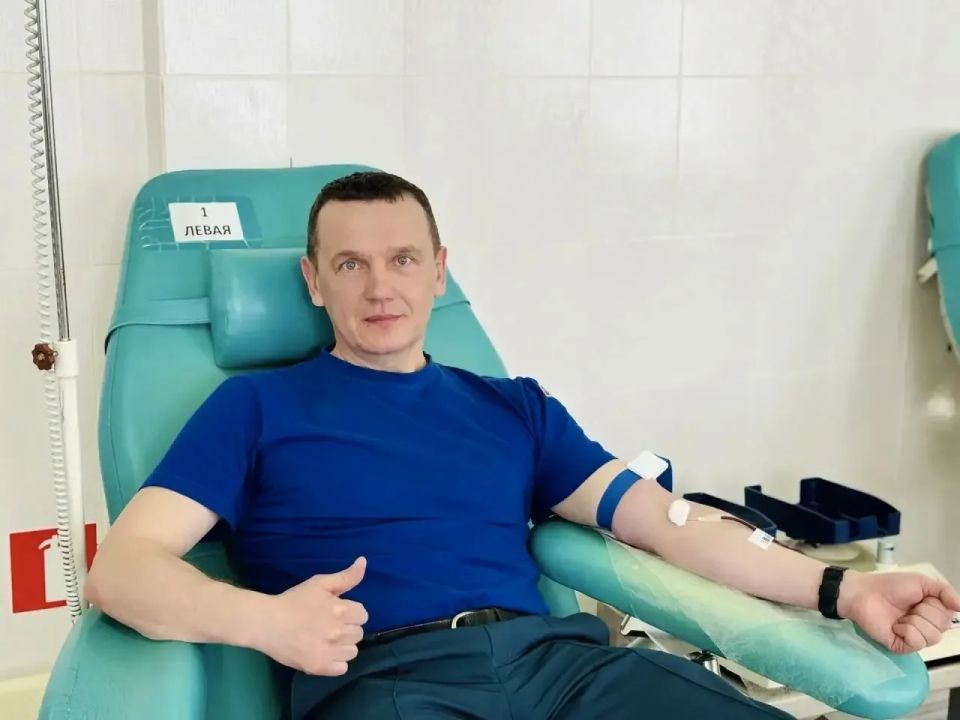 Сотрудника МЧС России из Ишима наградили за донорство крови Сотрудника МЧС России из Ишима наградили за донорство крови