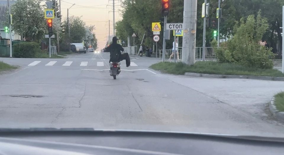 В Тюмени подросток на питбайке пытался скрыться от полиции В Тюмени подросток на питбайке пытался скрыться от полиции
