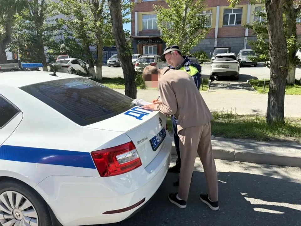 Три протокола сегодня сотрудники Госавтоинспекции составили на 21-летнего «бесправника» на «Ладе»: за управление транспортом, не имея водительского удостоверения, за незаконную тонировку, а также за нарушение правил...