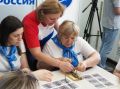 «Есть золотые руки и огромное желание помогать»: тюменские педагоги плетут браслеты выживания для бойцов СВО