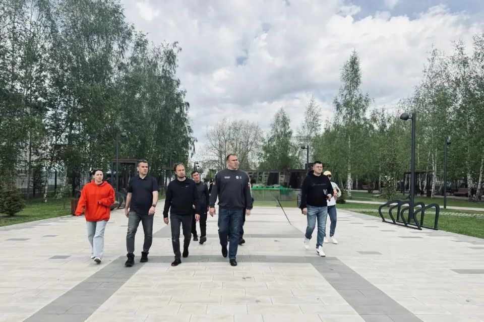 Субботний рабочий объезд.. Проверил объекты инфраструктуры. Побывал в Сквере выпускников: здесь всегда шумно и многолюдно. Рад, что сквер стал настоящей точкой притяжения Субботний рабочий объезд.. Проверил объекты инфраструктуры. Побывал в Сквере выпускников: здесь всегда шумно и многолюдно. Рад, что сквер стал настоящей точкой притяжения