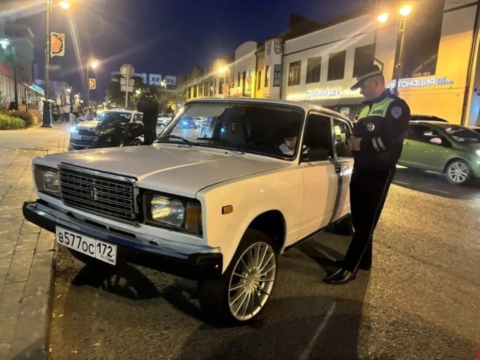Госавтоинспекция очищает Тюмень от незаконно переоборудованных авто! Рейды стартовали с центральной части города — именно такие машины чаще всего мешают жителям спать по ночам Госавтоинспекция очищает Тюмень от незаконно переоборудованных авто! Рейды стартовали с центральной части города — именно такие машины чаще всего мешают жителям спать по ночам