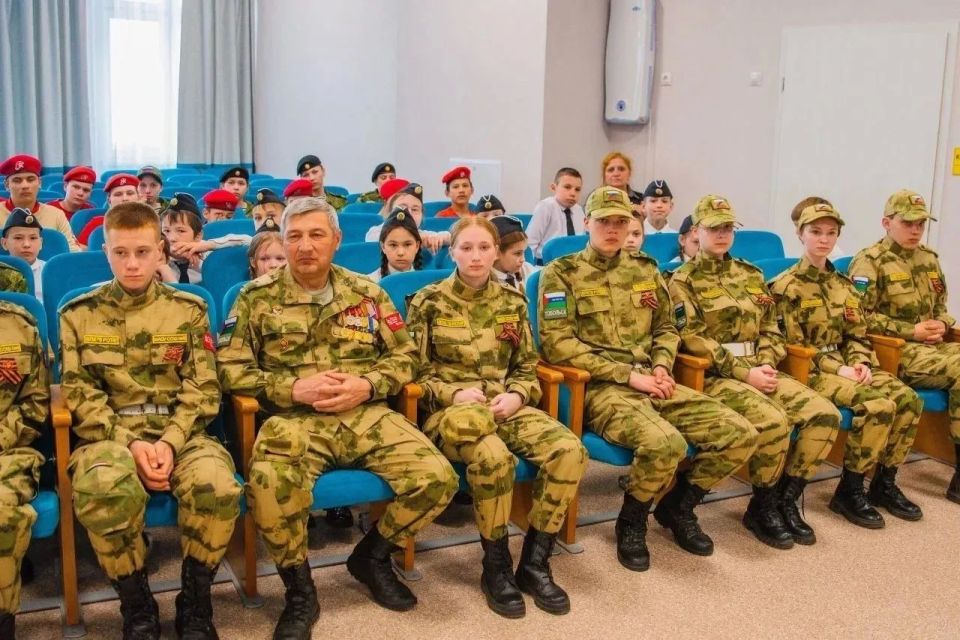 Молодежь Тобольска встретилась с представителями московской Десантно-штурмовой маневренной группы в рамках проекта «Диалоги с Героями» Молодежь Тобольска встретилась с представителями московской Десантно-штурмовой маневренной группы в рамках проекта «Диалоги с Героями»