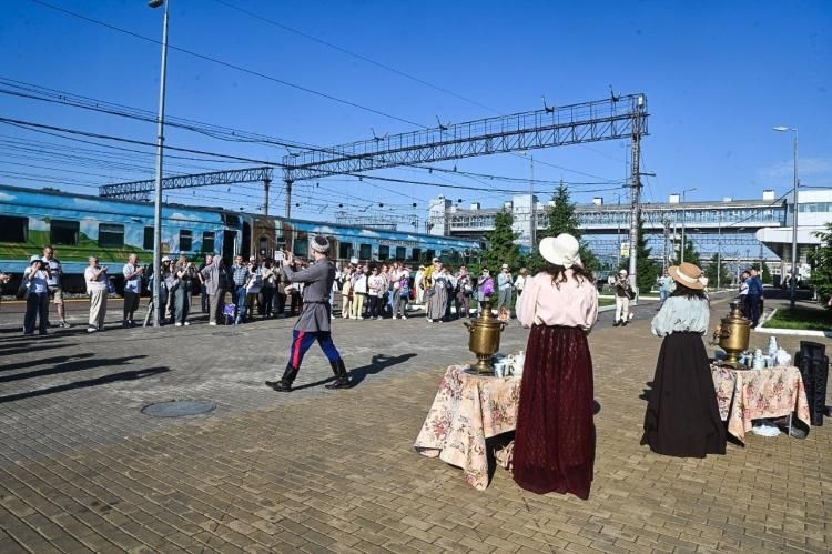 Туристический поезд в рамках железнодорожного круиза "В Сибирь" прибыл на тюменский вокзал 25 мая, приехали гости из Москвы и других городов страны Туристический поезд в рамках железнодорожного круиза "В Сибирь" прибыл на тюменский вокзал 25 мая, приехали гости из Москвы и других городов страны
