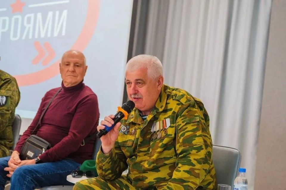 Молодежь Тобольска встретилась с представителями московской Десантно-штурмовой маневренной группы в рамках проекта «Диалоги с Героями» Молодежь Тобольска встретилась с представителями московской Десантно-штурмовой маневренной группы в рамках проекта «Диалоги с Героями»