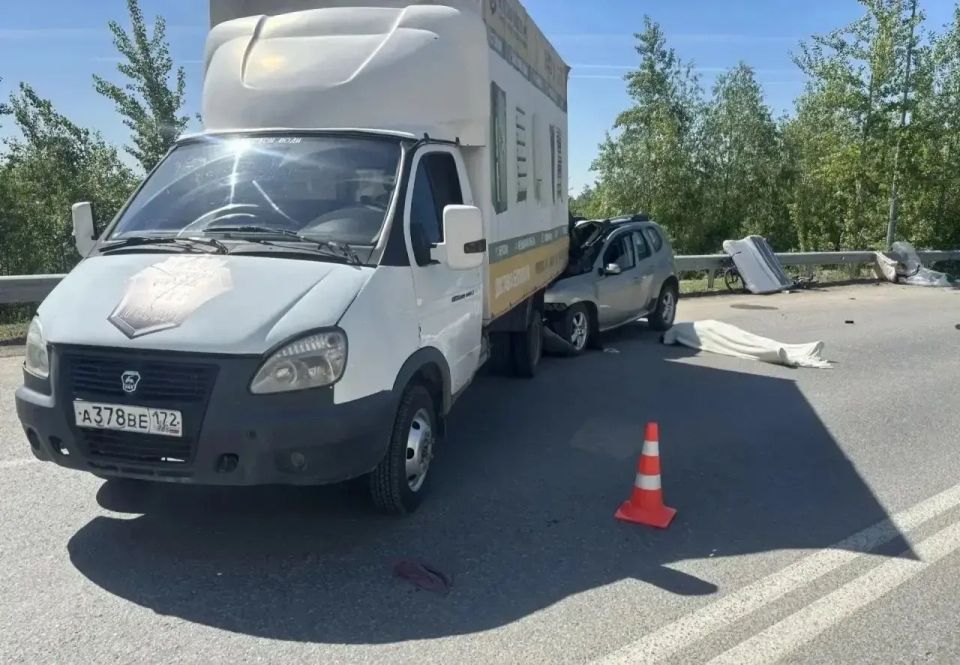 В Тюмени произошла смертельная авария: водитель «Рено» залетел под «Газель» В Тюмени произошла смертельная авария: водитель «Рено» залетел под «Газель»