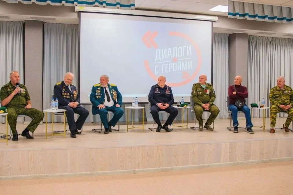 Молодежь Тобольска встретилась с представителями московской Десантно-штурмовой маневренной группы в рамках проекта «Диалоги с Героями»