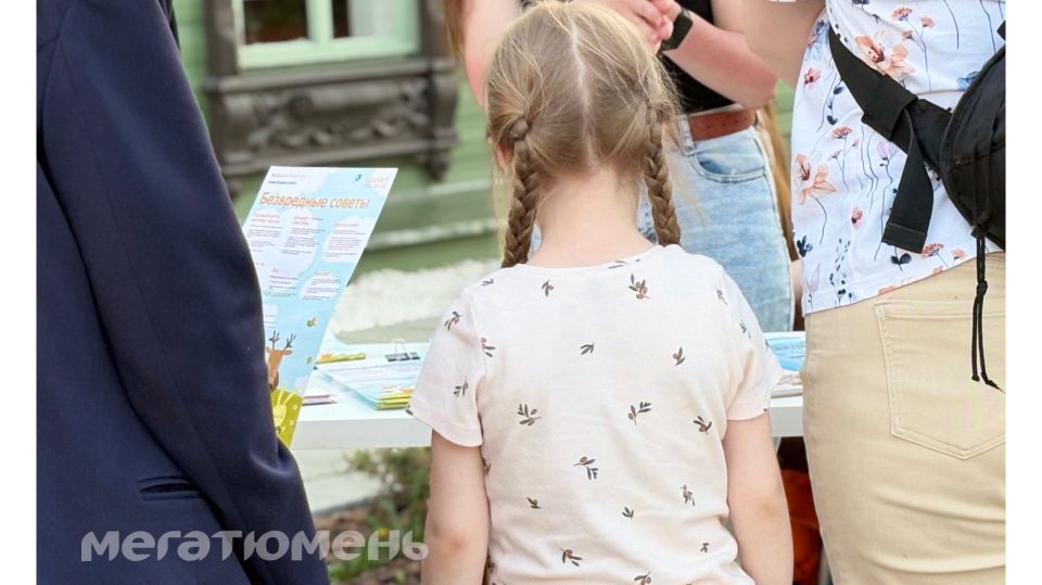 В Тюмени на Пешеходном бульваре выставка, посвященная Международному дню пропавшего ребенка В Тюмени на Пешеходном бульваре выставка, посвященная Международному дню пропавшего ребенка