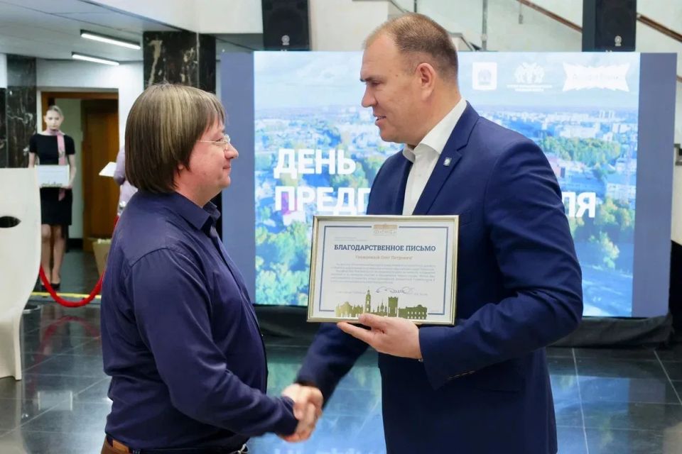 Поздравил тобольских предпринимателей с праздником и вручил награды Поздравил тобольских предпринимателей с праздником и вручил награды