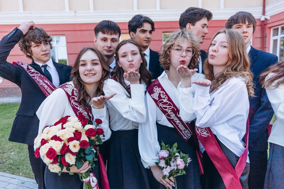 В Тюмени для 13 065 девятиклассников и 6 587 одиннадцатиклассников школ города прозвенел последний звонок В Тюмени для 13 065 девятиклассников и 6 587 одиннадцатиклассников школ города прозвенел последний звонок