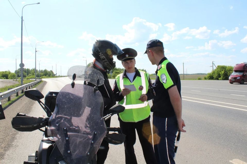 На 297-м километре федеральной автодороги Тюмень-Омск к водителям обратились врио начальника отдела Госавтоинспекции «Ишимский» Андрей Андреев и председатель Тюменского регионального отделения Всероссийского общества... На 297-м километре федеральной автодороги Тюмень-Омск к водителям обратились врио начальника отдела Госавтоинспекции «Ишимский» Андрей Андреев и председатель Тюменского регионального отделения Всероссийского общества...