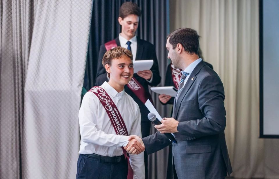 Тюмень провожает выпускников в большую жизнь! Тюмень провожает выпускников в большую жизнь!