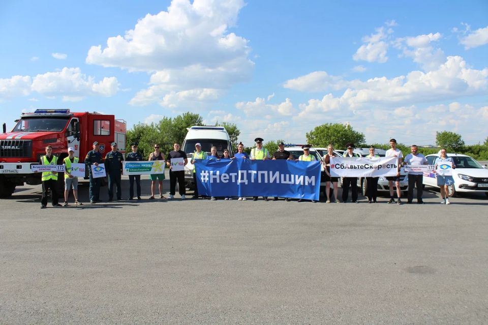 На 297-м километре федеральной автодороги Тюмень-Омск к водителям обратились врио начальника отдела Госавтоинспекции «Ишимский» Андрей Андреев и председатель Тюменского регионального отделения Всероссийского общества... На 297-м километре федеральной автодороги Тюмень-Омск к водителям обратились врио начальника отдела Госавтоинспекции «Ишимский» Андрей Андреев и председатель Тюменского регионального отделения Всероссийского общества...