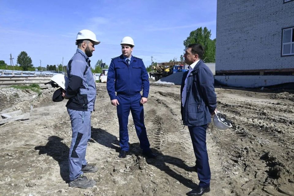 Прокурор Омутинского района Сергей Фролов совместно с главой муниципалитета Олегом Кузнецовым выехал и проконтролировал ход работ по строительству школы в с. Ситниково Прокурор Омутинского района Сергей Фролов совместно с главой муниципалитета Олегом Кузнецовым выехал и проконтролировал ход работ по строительству школы в с. Ситниково