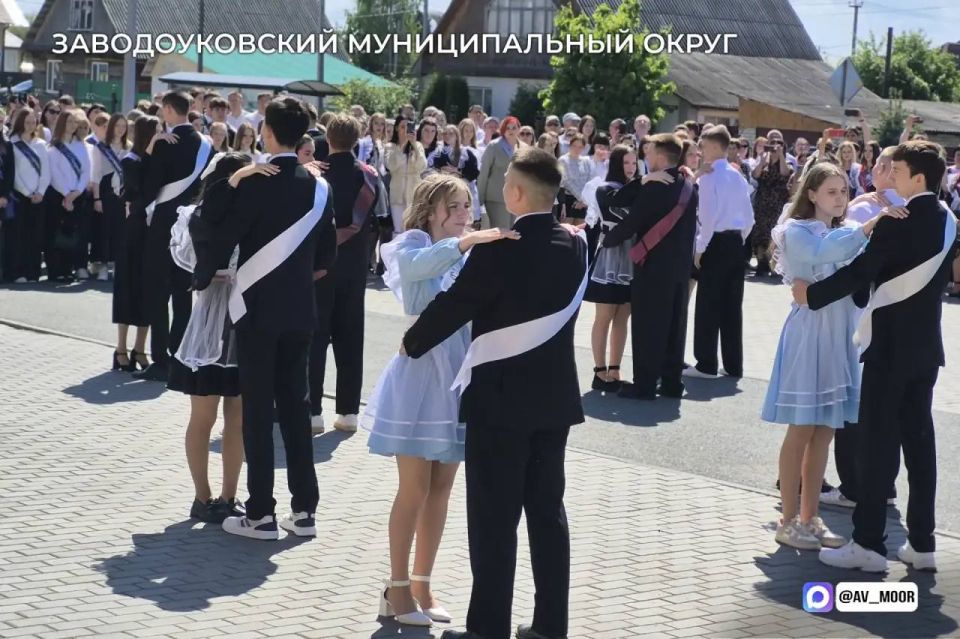 Александр Моор: Во всех школах Тюменской области прозвенел последний звонок! Александр Моор: Во всех школах Тюменской области прозвенел последний звонок!