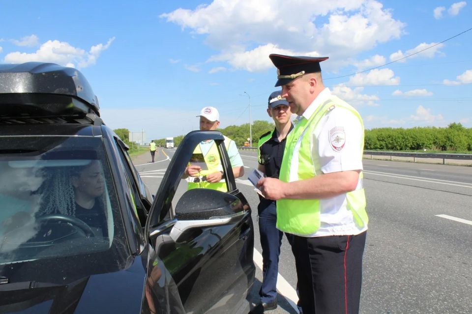 На 297-м километре федеральной автодороги Тюмень-Омск к водителям обратились врио начальника отдела Госавтоинспекции «Ишимский» Андрей Андреев и председатель Тюменского регионального отделения Всероссийского общества...
