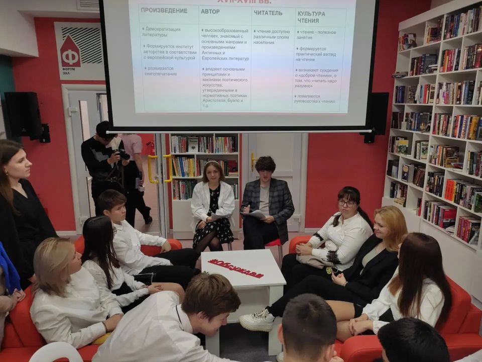 Александр Моор поздравил библиотекарей с профессиональным праздником Александр Моор поздравил библиотекарей с профессиональным праздником