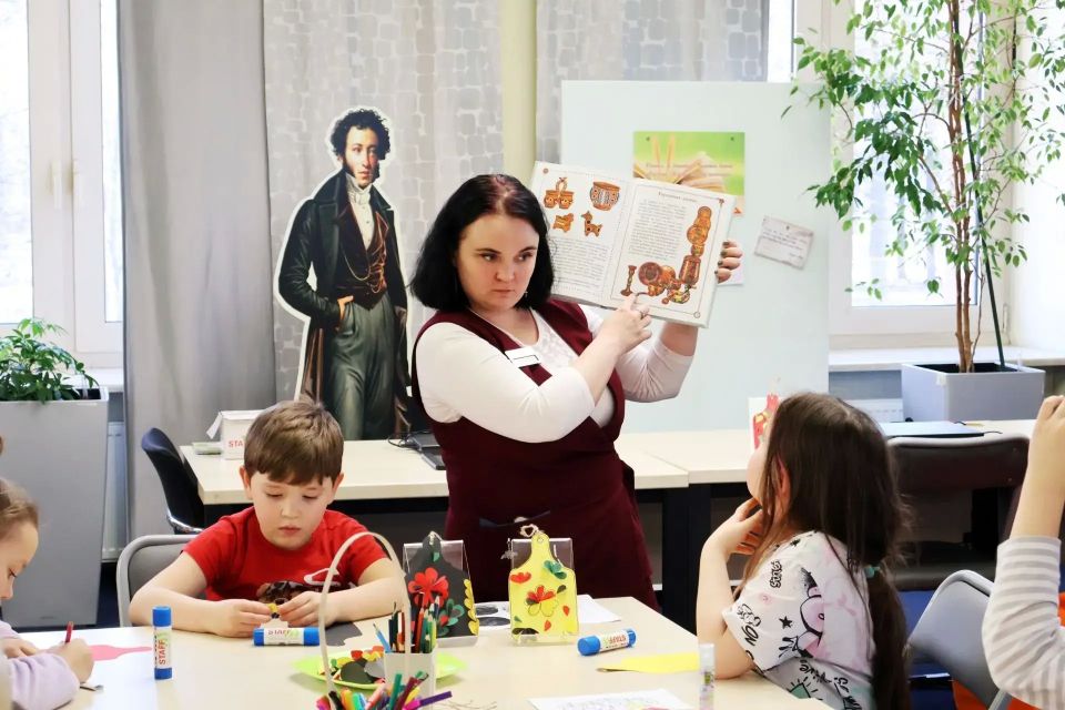Александр Моор поздравил библиотекарей с профессиональным праздником Александр Моор поздравил библиотекарей с профессиональным праздником
