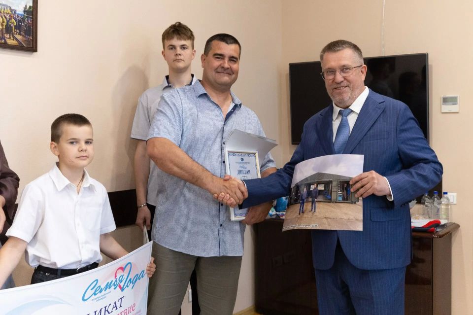 Максим Афанасьев: Тюменские семьи не перестают восхищать! Расскажу еще об одной замечательной семье, занявшей третье место в номинации «Многодетные семьи» муниципального этапа Всероссийского конкурса «Семья года», — семье... Максим Афанасьев: Тюменские семьи не перестают восхищать! Расскажу еще об одной замечательной семье, занявшей третье место в номинации «Многодетные семьи» муниципального этапа Всероссийского конкурса «Семья года», — семье...