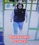 Сотрудники отдела полиции № 6 УМВД России по г. Тюмени устанавливают личность молодого человека, который 18 мая, в магазине «Пятерочка», расположенном по ул. Спорта, д. 1 «г», похитил 41 плитку шоколада