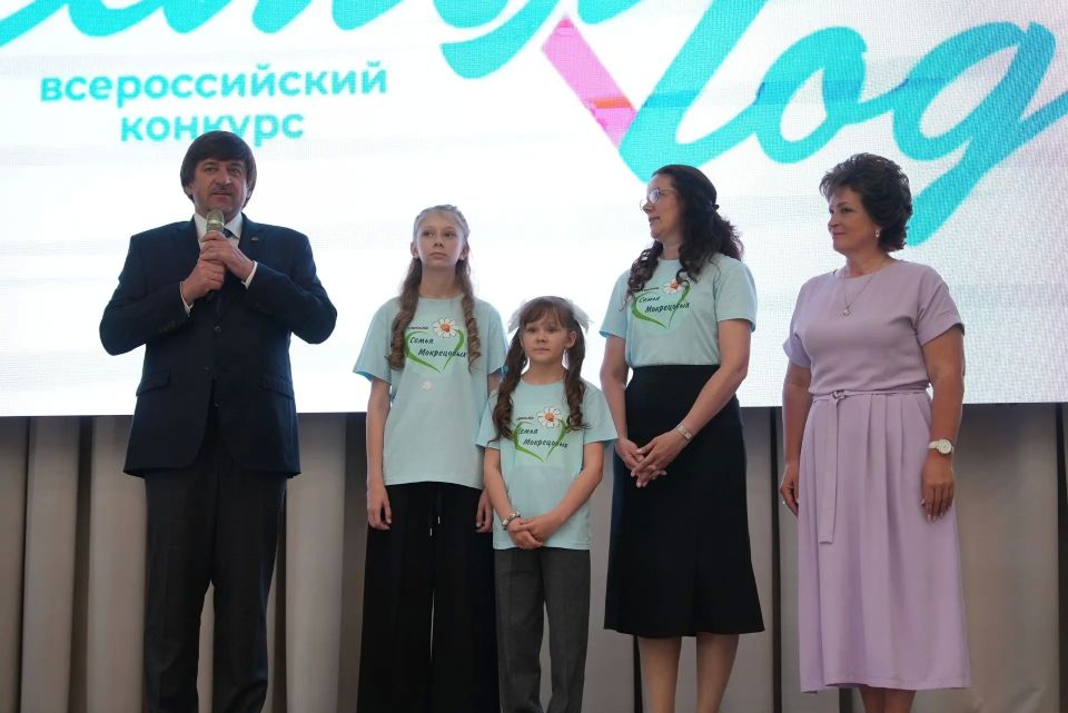 Максим Афанасьев: Сегодня вместе с председателем Тюменской городской думы Светланой Владимировной Ивановой с большим уважением и искренней признательностью чествовали замечательную семью Макрецовых — победителей... Максим Афанасьев: Сегодня вместе с председателем Тюменской городской думы Светланой Владимировной Ивановой с большим уважением и искренней признательностью чествовали замечательную семью Макрецовых — победителей...