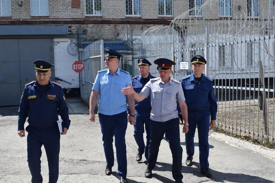 Первый заместитель прокурора Тюменской области Максим Шилин совместно с первым заместителем начальника регионального управления УФСИН России Гейсом Гулиевым проверили состояние законности в исправительном учреждении № 6 г.... Первый заместитель прокурора Тюменской области Максим Шилин совместно с первым заместителем начальника регионального управления УФСИН России Гейсом Гулиевым проверили состояние законности в исправительном учреждении № 6 г....