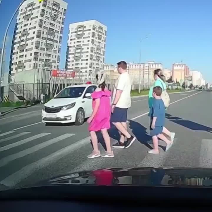 Малолетки на питбайке влетели в легковую на оживленной автодороге и сбежали — водитель авто ищет их родителей для урегулирования ситуации
