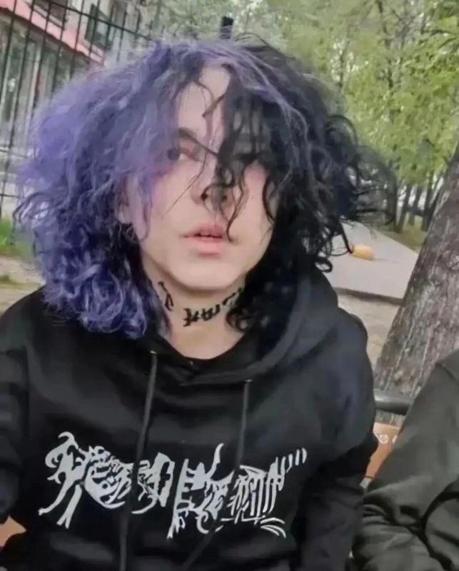 В Тюмени молодой парень избил женщину — на фото он. Его ищет полиция