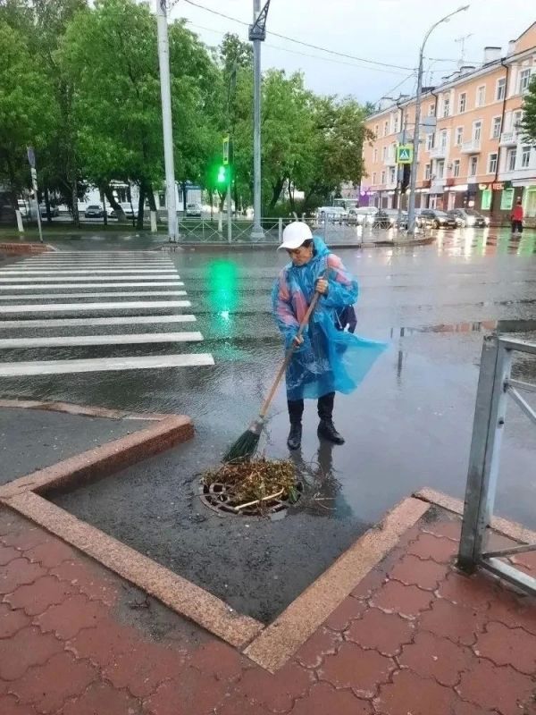 Накануне вечером после ураганного ветра и ливня на улицы Тюмени вышли коммунальщики Специалисты устраняют все последствия непогоды Накануне вечером после ураганного ветра и ливня на улицы Тюмени вышли коммунальщики Специалисты устраняют все последствия непогоды